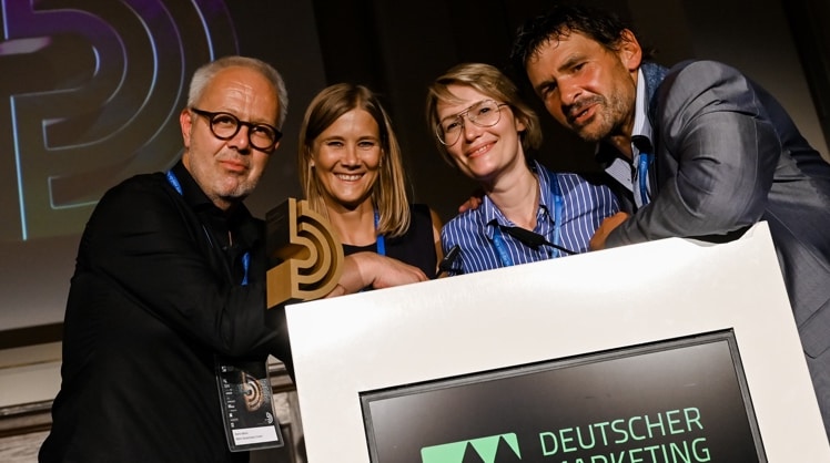 Martin Behle (Metro Deutschland), Lisa Sposnik (Kaune, Posnik, Spohr), Ivonne Bollow (Metro) und Michael Kuriat (Leaders Club Deutschland) freuten sich über Gold in der Kategorie "PR & Social Media". © Sandra Ritschel