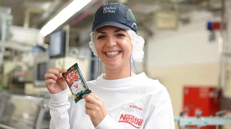 Maren Grisar, Produktionsleiterin KitKat im Nestlé Chocoladen-Werk in Hamburg, mit dem neuen KitKat Vegan. © Nestlé Deutschland AG