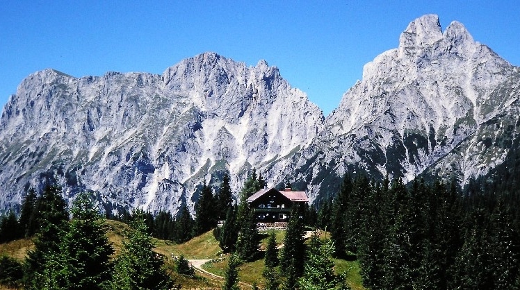 Steht nicht zum Verkauf, ist aber wunderschön: Die Mödlingerhütte im Nationalpark Gesäuse in Österreich. © Von Oswald Engelhardt - Fotografiert im August 1993, CC BY-SA 3.0, https://commons.wikimedia.org/w/index.php?curid=5331300