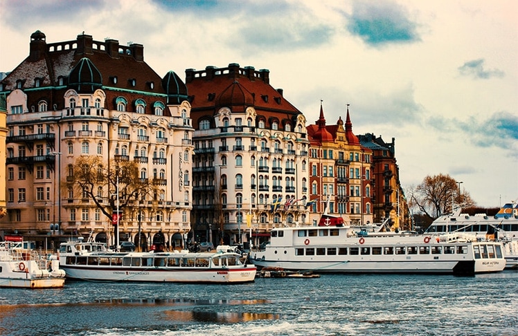 Hej! Die schwedische Hauptstadt Stockholm gewinnt das Match: Sie ist die Stadt mit den freundlichsten Bewohner:innen in ganz Europa. © Pexels, Milda Zarankaité.