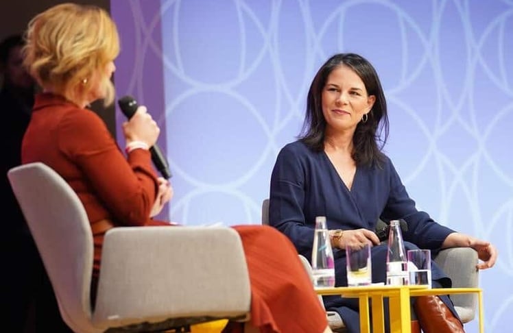 Annalena Baerbock und Julia Becker diskutieren auf dem Female Future Force Day über die Herausforderungen weiblicher Führung und die Notwendigkeit von feministischer Außenpolitik. (Foto: BrauerPhotos / J.Harrell)