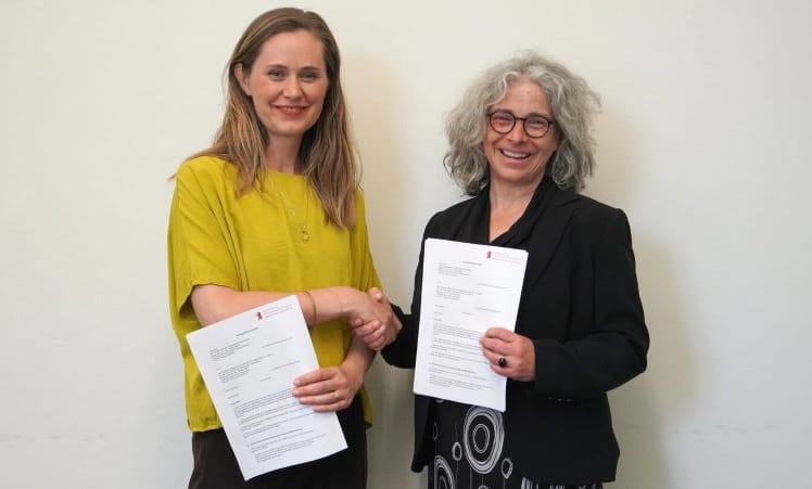 Dr. Philine Erfurt Sandhu (links), Gründerin des Berliner Instituts für Governance & Leadership, und Prof. Dr. Susanne Meyer, Erste Vizepräsidentin der HWR Berlin, unterzeichnen den Kooperationsvertrag zur praxisnahen Weiterbildung von Führungskräften. (Foto: Sylke Schumann)