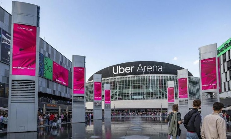 Digitale Außenwerbung bei dem Konzert von Nicki Minaj in der Uber Arena: Maybelline präsentiert seine Kampagne auf den neuen programmatischen DOOH-Screens von Virtual Minds und Trade4Sports. © Virtual Minds