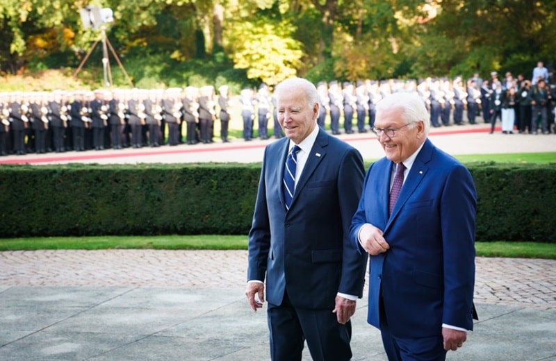 Joe Biden und Bundespräsident Frank-Walter Steinmeier im Bellevue-Schlossgarten (Bild: Bundesregierung)