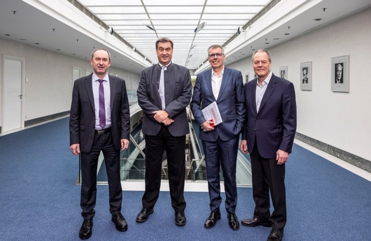 Forschungseinrichtung von ZF und Wolfspeed: Trotz Unterstützung von Hubert Aiwanger (stellvertretender Ministerpräsident von Bayern), Dr. Markus Söder (Ministerpräsident von Bayern), Dr. Holger Klein (Vorstandsvorsitzender von ZF) und Gregg Lowe (CEO von Wolfspeed) steht die Zukunft des Projekts nach dem ZF-Rückzug aus der geplanten Chipfabrik im Saarland auf der Kippe. Im Bild (v.l.n.r.). © ZF Friedrichshafen AG