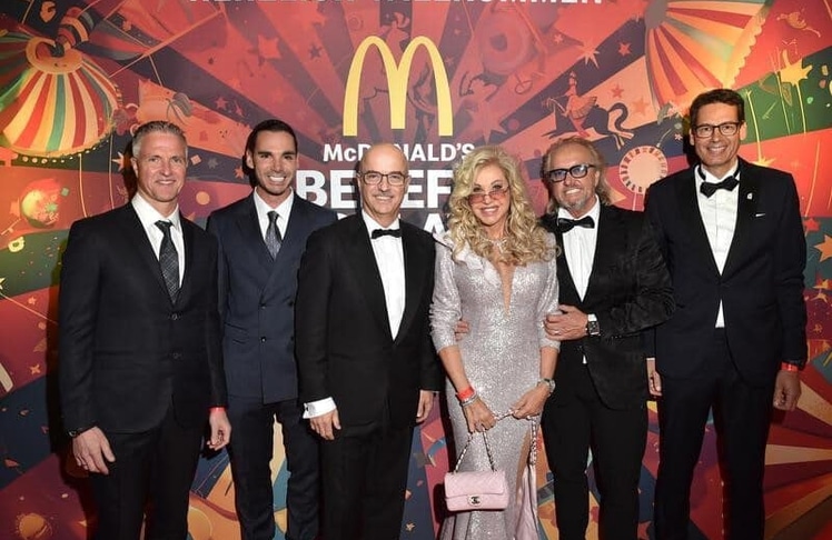 Auf dem roten Teppich für den guten Zweck: Ralf Schumacher und sein Freund Étienne Bousquet-Cassagne, McDonald's Vorstandsvorsitzender Mario Federico, Carmen Geiss mit Ehemann Robert Geiss sowie Adrian Köstler, Vorstand der McDonald's Kinderhilfe Stiftung, bei der McDonald's Benefiz-Gala in den Eisbach Studios in München. © BrauerPhotos / G.Nitschke