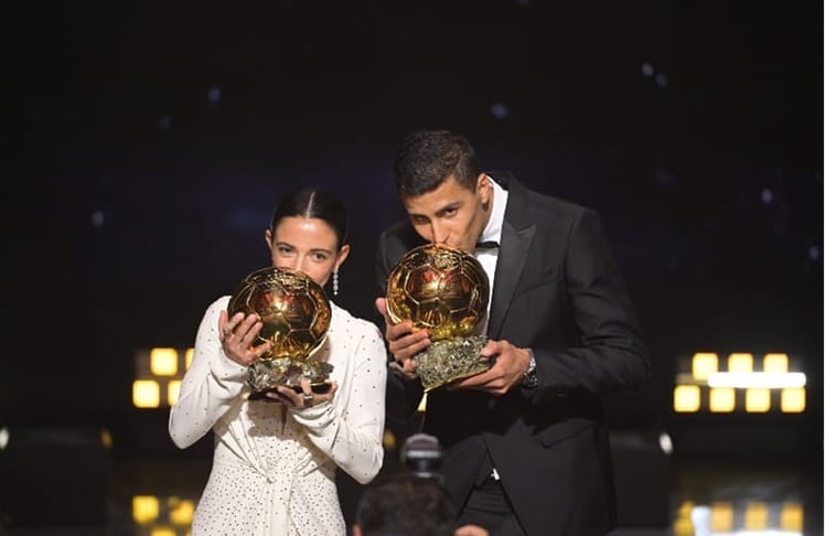 Ballon d'Or 2024: Rodri und Aitana Bonmatí strahlen als frisch gekürte Weltfußballer des Jahres – ein Triumph für Manchester City und den FC Barcelona. Foto: Screenshot Ballon d'Or