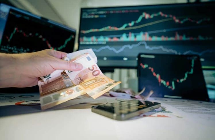 Ein modernes Finanzpolster erfordert mehr als nur Sparen: ETFs, digitale Konten und Robo-Advisors machen die Anlagestrategie flexibel und zukunftsfähig. (Foto: Jakub Zerdizicki auf Pexels)