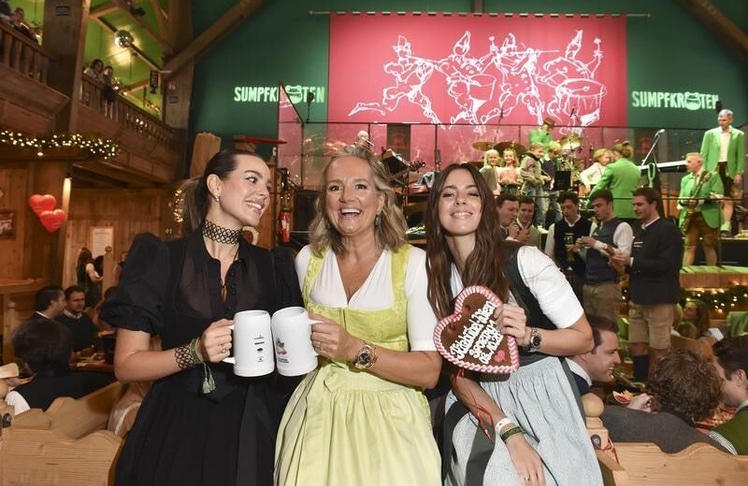 Model Nadine Mirada, Sportalm-Geschäftsführerin Ulli Ehrlich und Schlagerstar Vanessa Mai feiern in ausgelassener Stimmung bei der Kitzbühel Wiesn. (Foto: BrauerPhotos / G.Nitschke)