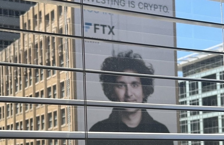 "The future of investing is crypto": Ein Eindruck aus besseren Zeiten für Sam Bankman-Fried, in denen er noch Plakatmotiv statt Promi-Häftling war (Bild: FTX auf X) 