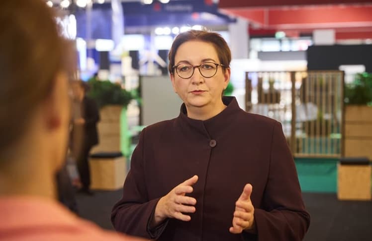 Bundesbauministerin Klara Geywitz präsentierte auf der Expo Real 2024 ihre Pläne zur Förderung des sozialen Wohnungsbaus, um die dringend benötigte Neubautätigkeit in Deutschland anzukurbeln.
Foto: Messe München GmbH