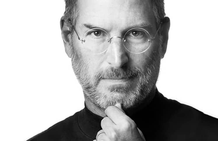 Der Apple-Gründer Steve Jobs (hier zu sehen auf dem ikonischen Motiv von Albert Watson, das auch als Cover seiner autorisierten Isaacson-Biographie diente) drehte eine Runde, wenn er in seinen Gedankengängen nicht weiterkam