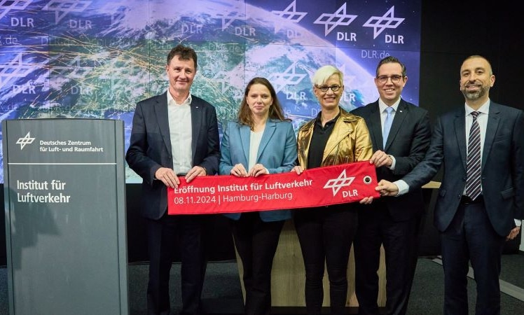 Das neue DLR-Institut für Luftverkehr in Hamburg nimmt die Herausforderungen der deutschen Luftfahrt in den Blick: (v.l.n.r.) Dr.-Ing. Markus Fischer, Dr. Melanie Leonhard, Prof. Dr.-Ing. Anke Kaysser-Pyzalla, Dr. Florian Linke und René Reinhardt besprechen Ansätze, wie hohe Standortkosten und schwaches Wachstum überwunden werden können, um Regionalflughäfen zu stärken und Deutschland im globalen Luftverkehr wettbewerbsfähiger zu machen. © DLR