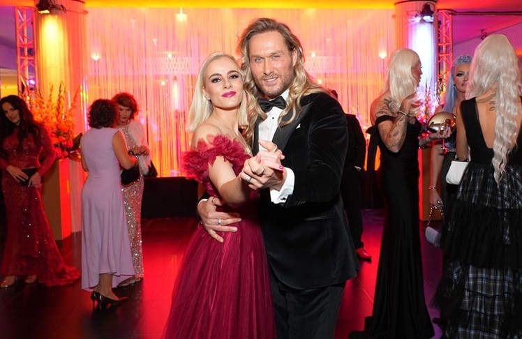 Haare wie im Märchen: Nico Schwanz und Viktoria Dodi Schuler auf dem Leipziger Opernball am Freitag, 08. November 2024 (Bild: Brauer Photos / J. Harrell)