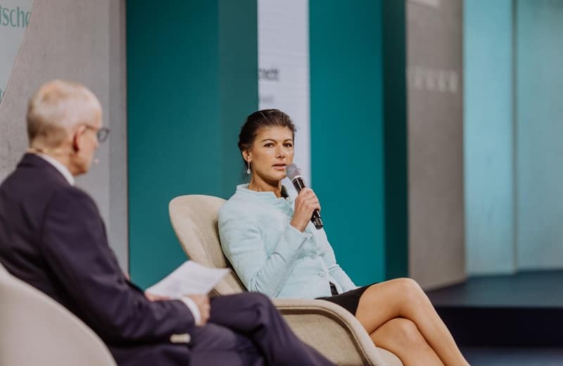 Sahra Wagenknecht im Gespräch mit Wolfgang Krach (Bild: SZ Wirtschaftsgipfel / Lukas Schramm)