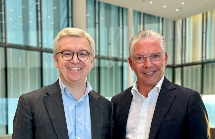 Michael Höllerer (links), Generaldirektor der Raiffeisenlandesbank NÖ-Wien, und Paul Leitenmüller, CEO von Opinion Leaders Network, besiegeln die Partnerschaft zur digitalen Expansion. © Leadersnet.at