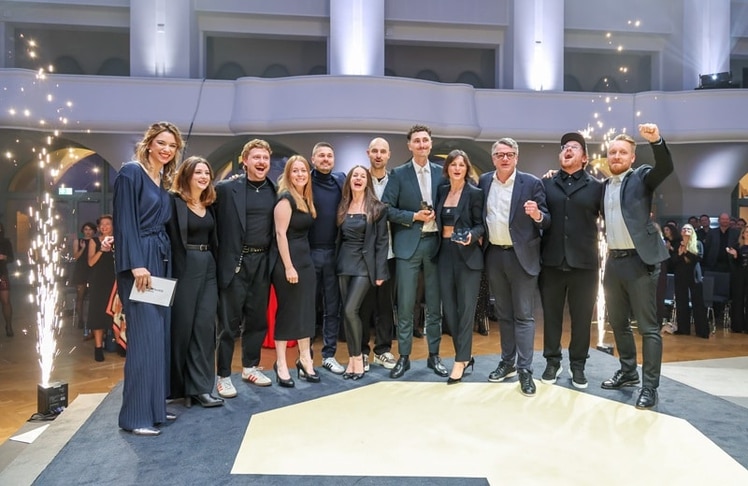 Das Team von Jung von Matt freut sich am Abend des 13. November 2024 über den Grand Effie Award für "Typisch Deutsch"