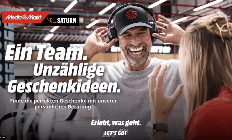 Jürgen Klopp präsentiert im neuen MediaMarktSaturn-Spot Serviceangebote, die stressfreie Feiertage und mehr Zeit für Familie und Freunde ermöglichen. © MediaMarktSaturn Retail Group GmbH