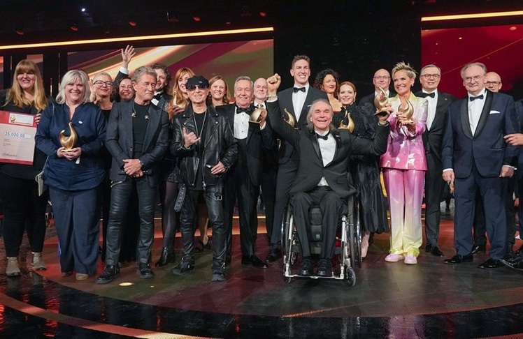 Die Gewinner und Laudatoren der Goldenen Henne 2024 auf der Bühne in Leipzig