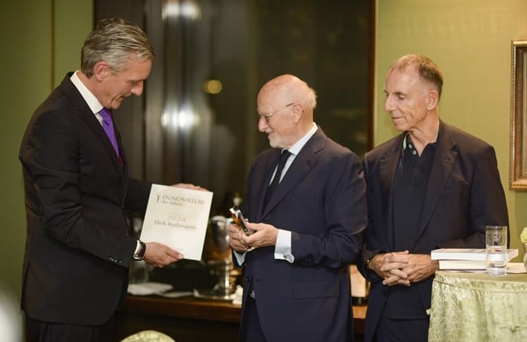 Dirk Roßmann (Mitte) erhält den Lebenswerk-Preis "Innovator des Jahres" 2024. Michael Oelmann (links), Präsident des Nominierungskomitees, und Laudator Dr. Dr. Rainer Zitelmann (rechts) würdigen im China Club Berlin seine unternehmerische Leistung und gesellschaftliche Verantwortung. Foto: Innovator des Jahres / Zübeyde Kopp