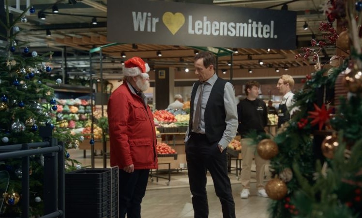 "Feiert Weihnachten, wie ihr wollt!“ – Mit Humor und Leichtigkeit bricht EDEKA in der neuen Kampagne traditionelle Weihnachtskonventionen. © EDEKA