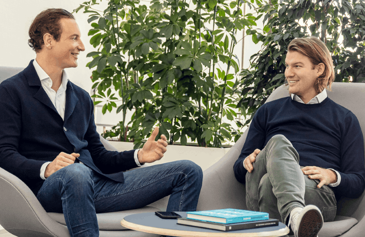 Die N26-Gründer Valentin Stalf und Maximilian Tayenthal stehen mit ihrem Berliner Start-up weiterhin an der Spitze der FinTech-Branche, trotz aktueller Herausforderungen. © N26 AG