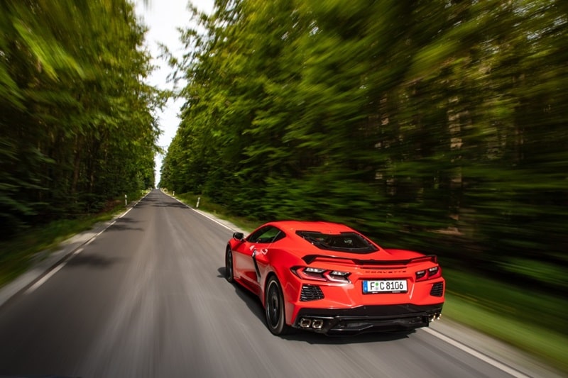 Gerade beim Steuern von High-Performance-Fahrzeugen wie dem hier abgebildeten Chevrolet Corvette Stingray ist absoluter Fokus auf die Straße gefragt (Bild: Chevrolet Europe)