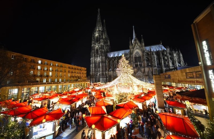 Der Weihnachtsmarkt am Kölner Dom: Funkelnde Lichter, ein prächtiger Weihnachtsbaum und die imposante Kulisse des Doms machen ihn zum schönsten Weihnachtsmarkt Europas. © KW Kölner Weihnachtsgesellschaft mbH