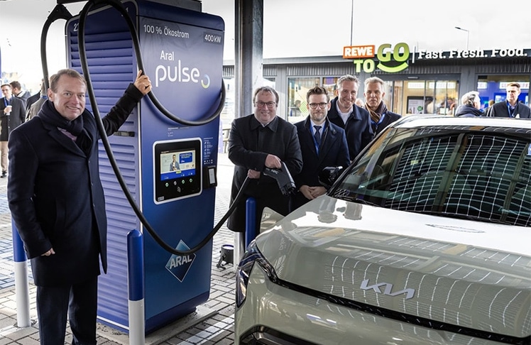 v.l.n.r.: Alexander Junge, Aral Vorstand Elektromobilität, Oliver Krischer, Minister für Umwelt, Naturschutz und Verkehr des Landes Nordrhein-Westfalen, Felix Heinrichs, Oberbürgermeister Mönchengladbach, Achim Bothe, Vorstandsvorsitzender Aral AG und Patrik Steppe, Vorstandsvorsitzender Lekkerland Se, nahmen den Aral pulse Ladepark offiziell in Betrieb. © Aral