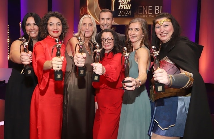 Strahlende Heldinnen des Abends: Die Preisträgerinnen Elena Lierck, Anna-Lena von Hodenberg, Heike Rath, Mitra Kassai, Hilly Škorić und Dagmar Schwan zusammen mit Moderator Kai Pflaume bei der feierlichen Verleihung der „GOLDENEN BILD der FRAU“ im Stage Theater Neue Flora in Hamburg am 20.11.2024.
Foto: BrauerPhotos / H. Ross