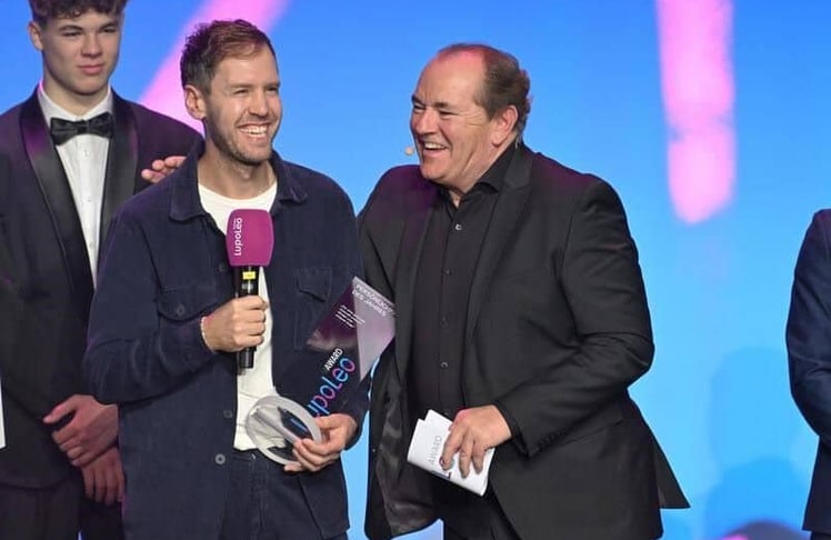 Sebastian Vettel nimmt sichtlich erfreut den Preis als "Persönlichkeit des Jahres“ von Moderator Wolfram Kons entgegen. © BrauerPhotos/G.Nitschke