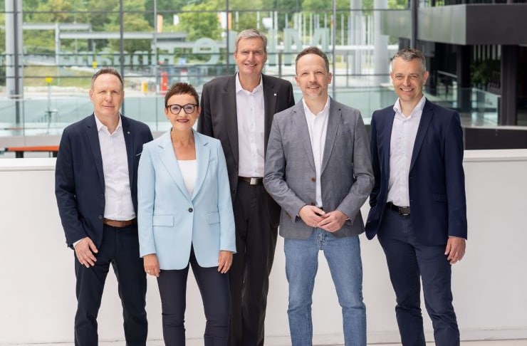 Peter Ottmann (Mitte), CEO der NürnbergMesse, mit den Mitgliedern des Executive Boards: Dirk Blum, Petra Wolf, Dr. Martin Kassubek und Dr. Thomas Koch. Gemeinsam lenken sie die strategische Ausrichtung des Unternehmens. © NürnbergMesse / Ralf Rödel