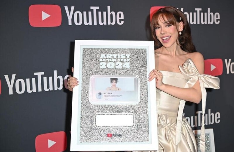 Ayliva präsentiert stolz ihre Auszeichnung als "Künstlerin des Jahres" beim YouTube Music Award 2024 © BrauerPhotos / O.Walterscheid