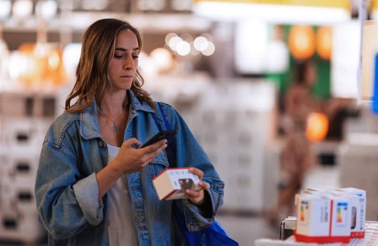 Eine Kundin bei IKEA nutzt die "Shop & Go“-App – ein Beispiel für die digitalen Innovationen, die laut McKinsey-Studie den Handel transformieren und das Kundenerlebnis auf das nächste Level heben. © Inter IKEA Systems B.V