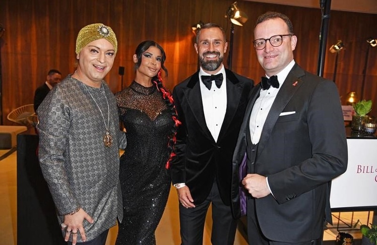 Prominente Unterstützung für den guten Zweck: Daniel Funke, Micaela Schäfer, Julian F. M. Stöckel und Jens Spahn bei der Festlichen Opernnacht zugunsten der Deutschen AIDS-Stiftung. © BrauerPhotos / F.Seidel