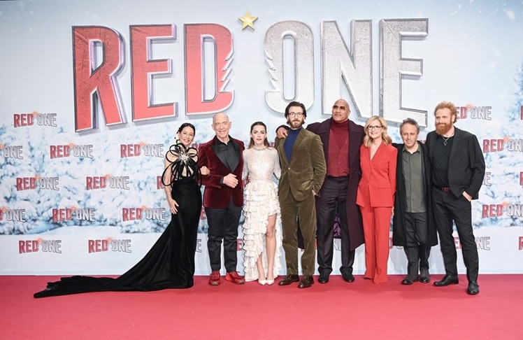 Der Cast von "Red One" auf dem Roten Teppich in Berlin: Lucy Liu, J.K. Simmons, Kiernan Shipka, Chris Evans, Dwayne Johnson, Bonnie Hunt, Regisseur Jake Kasdan und Kristofer Hivju (Bild: Brauer Photos / O. Walterscheid)