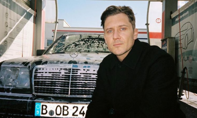 Henrik Edelbring, neuer Executive Creative Director bei Antoni, bringt seine internationale Erfahrung und preisgekrönte Kreativität in die Leitung der Mercedes-Kampagnen ein. © Antoni