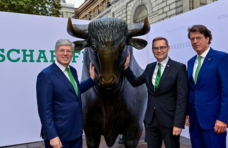 Georg F. W. Schaeffler, Familiengesellschafter und Aufsichtsratsvorsitzender der Schaeffler AG, mit CFO Claus Bauer und CEO Klaus Rosenfeld beim Börsengang in Frankfurt nach dem Zusammenschluss mit Vitesco. Der Zusammenschluss weckte Hoffnung auf Wachstum im E-Mobilitätsmarkt, doch das Ausbleiben des erwarteten Booms zwingt Schaeffler nun zu strukturellen Anpassungen. Foto: Deutsche Börse (Martin Joppen)