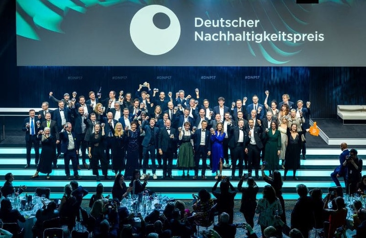 Die Gewinner des Deutschen Nachhaltigkeitspreises 2024 stehen für Innovation, Verantwortung und Fortschritt – ausgezeichnet in einer feierlichen Veranstaltung im MARITIM Hotel Düsseldorf. © Christian Koester