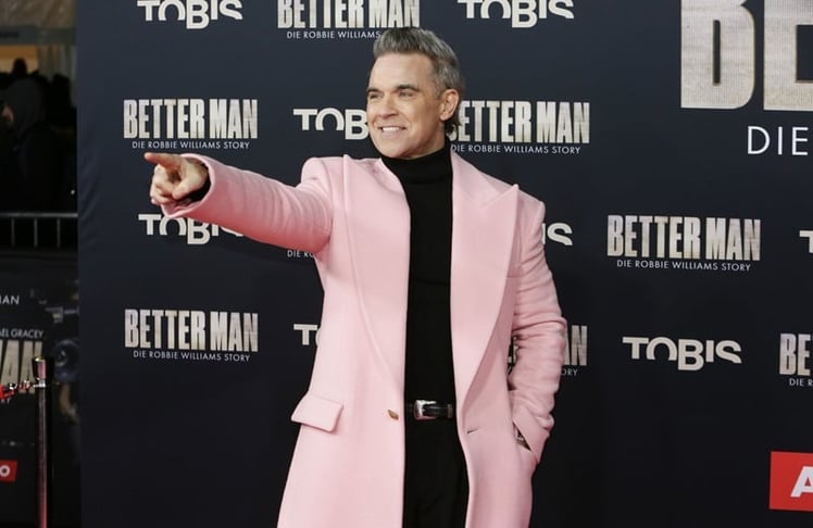 Robbie Williams präsentierte sich dem Publikum gut aufgelegt im langen Mantel