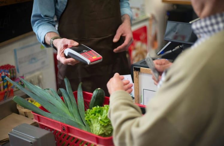 Die Inflation trifft Verbraucher unterschiedlich hart: Während Lebensmittel immer teurer werden, zeigen sich in anderen Branchen erste Entspannungen.