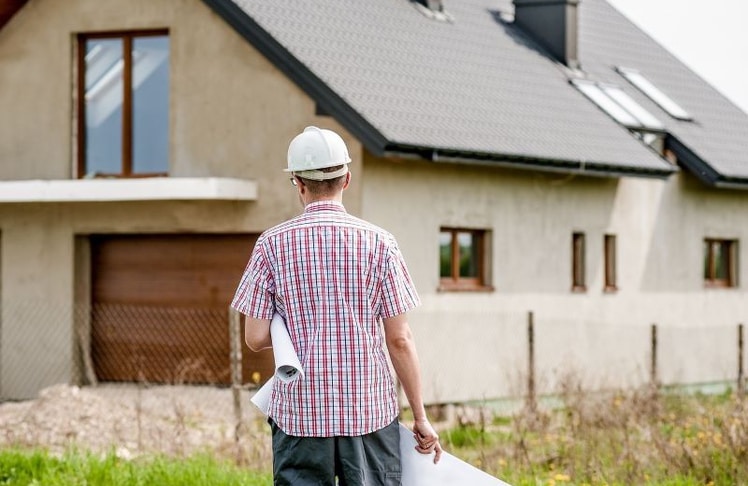 Wird Bauen jetzt wieder erschwinglicher? Sinkende Zinsen treffen auf steigende Immobilienpreise.