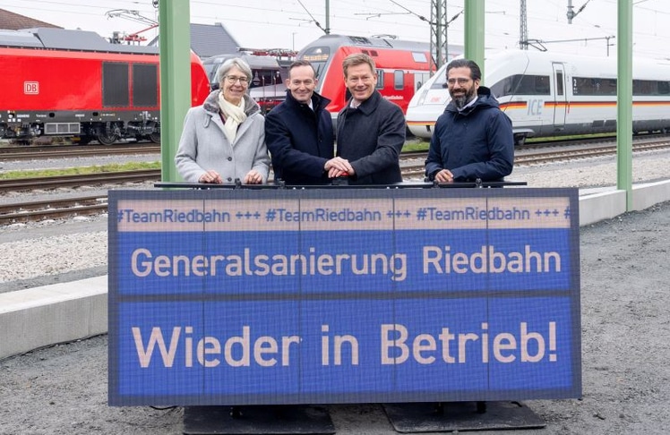 Feierliche Eröffnung der Riedbahn: Elke Zimmer, Staatssekretärin aus Baden-Württemberg, Bundesverkehrsminister Volker Wissing, DB-Vorstandschef Richard Lutz und Umut Sönmez, Staatssekretär aus Hessen (v.l.n.r.), geben die modernisierte Strecke offiziell wieder in Betrieb. © DB AG/Oliver Lang