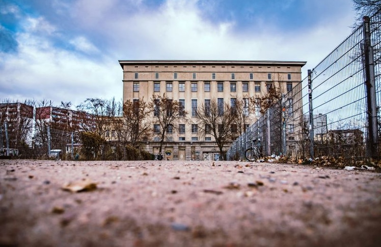 Das Berghain: Ein ehemaliges Heizkraftwerk, das mit seiner rauen Industrie-Ästhetik und runtergerocktem Charme zur globalen Techno-Ikone wurde. 