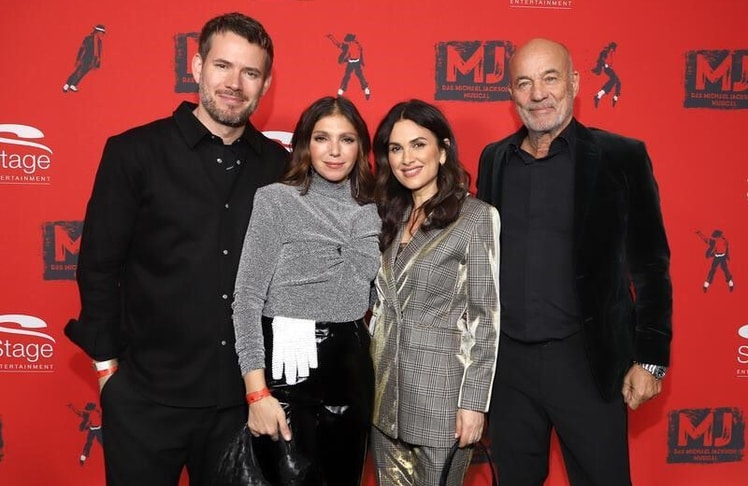 Johannes Strate, Angelina Wolfers, Viktoria und Heiner Lauterbach posieren auf dem roten Teppich der Deutschlandpremiere von "MJ ‒ Das Michael Jackson Musical“ im Stage Theater im Hafen Hamburg. © BrauerPhotos/H.Ross