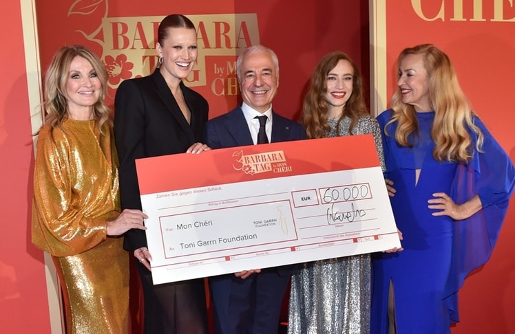 Frauke Ludowig, Toni Garn, Carlo Vassallo (Ferrero Deutschland), Jerry Hall und Elizabeth Jagger strahlen beim
Mon Cheri Barbara Tag im Schloss Nymphenburg in München. Foto: BrauerPhotos / G.Nitschke
