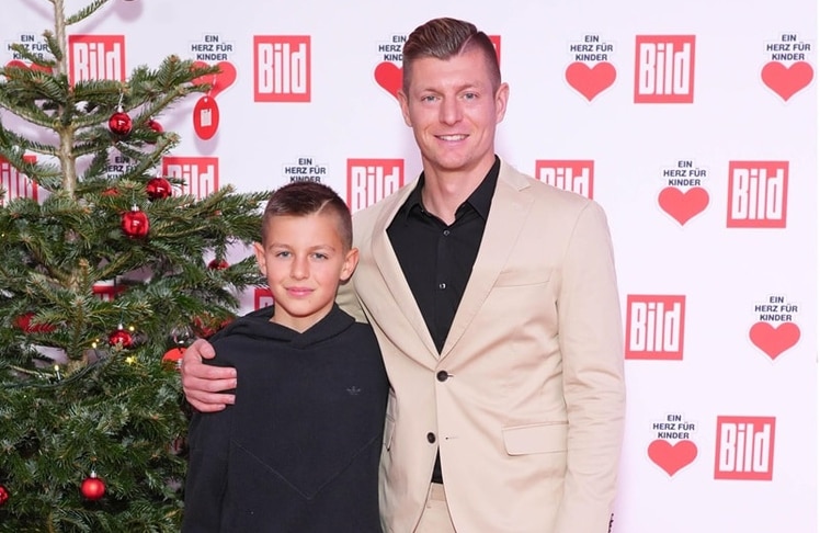 Toni Kroos mit Sohn Leon bei der TV-Spendengala „Ein Herz für Kinder“ am 7. Dezember 2024 im Studio Adlershof in Berlin. Foto: BrauerPhotos / J.Harrell