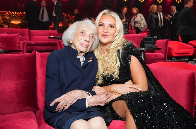 Margot Friedländer (103) und Evelyn Burdecki bei der Ein Herz für Kinder-Gala am 7. Dezember 2024 im Studio Adlershof, Berlin. Foto: BrauerPhotos / J.Harrell