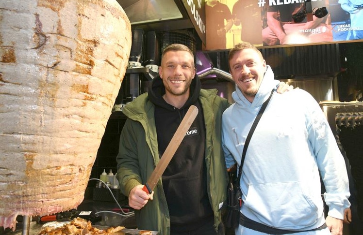 Lukas Podolski und Fußballkollege Max Kruse bei der Eröffnung der "Mangal x LP10" -Filiale in Berlin-Kreuzberg. Foto: BrauerPhotos / J.Reetz