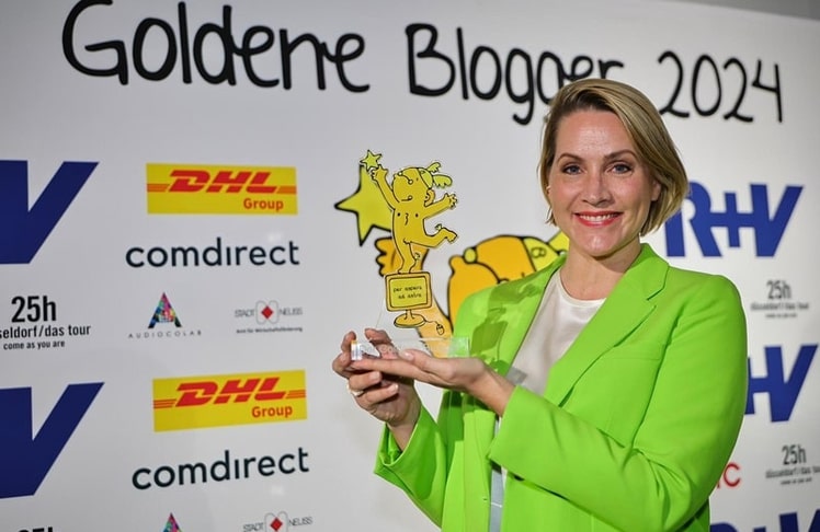 Judith Rakers zufrieden mit ihrem Goldenen Blogger (Bild: Leadersnet / Uwe Erensmann) 